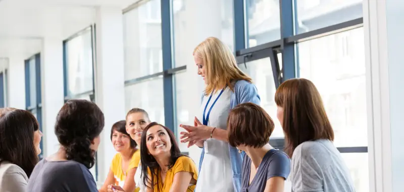 Gruppe von Frauen im Gespräch in einem hellen Raum