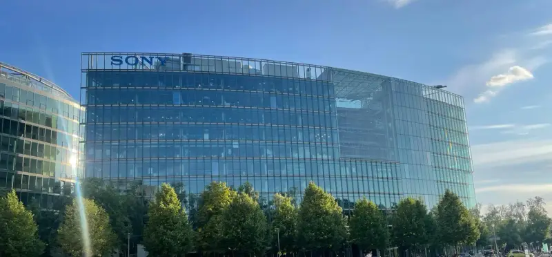 Glasfassade am Kemperplatz in Berlin unter blauem Himmel